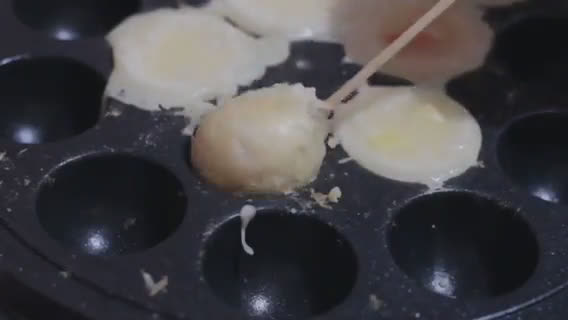 Foto langkah ke 3 dari resep Takoyaki (たこ焼き).