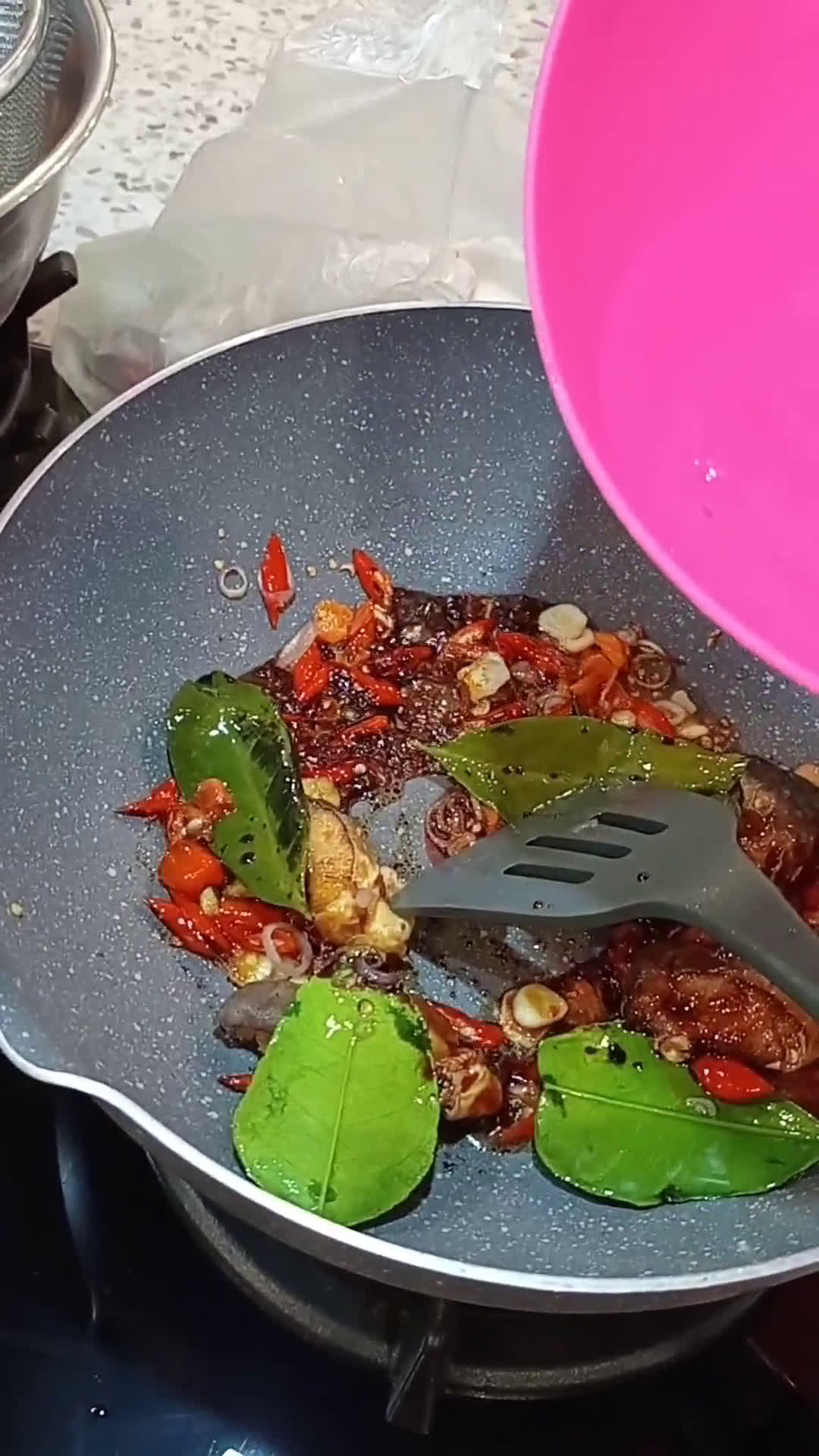 Foto langkah ke 6 dari resep Ikan asap kecap pedas.
