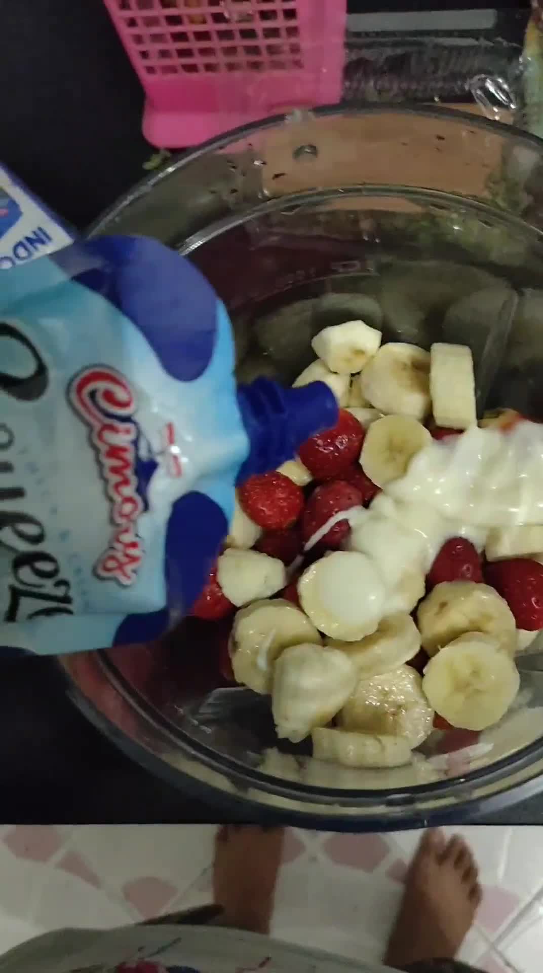 Foto langkah ke 2 dari resep Es cream smoothies.