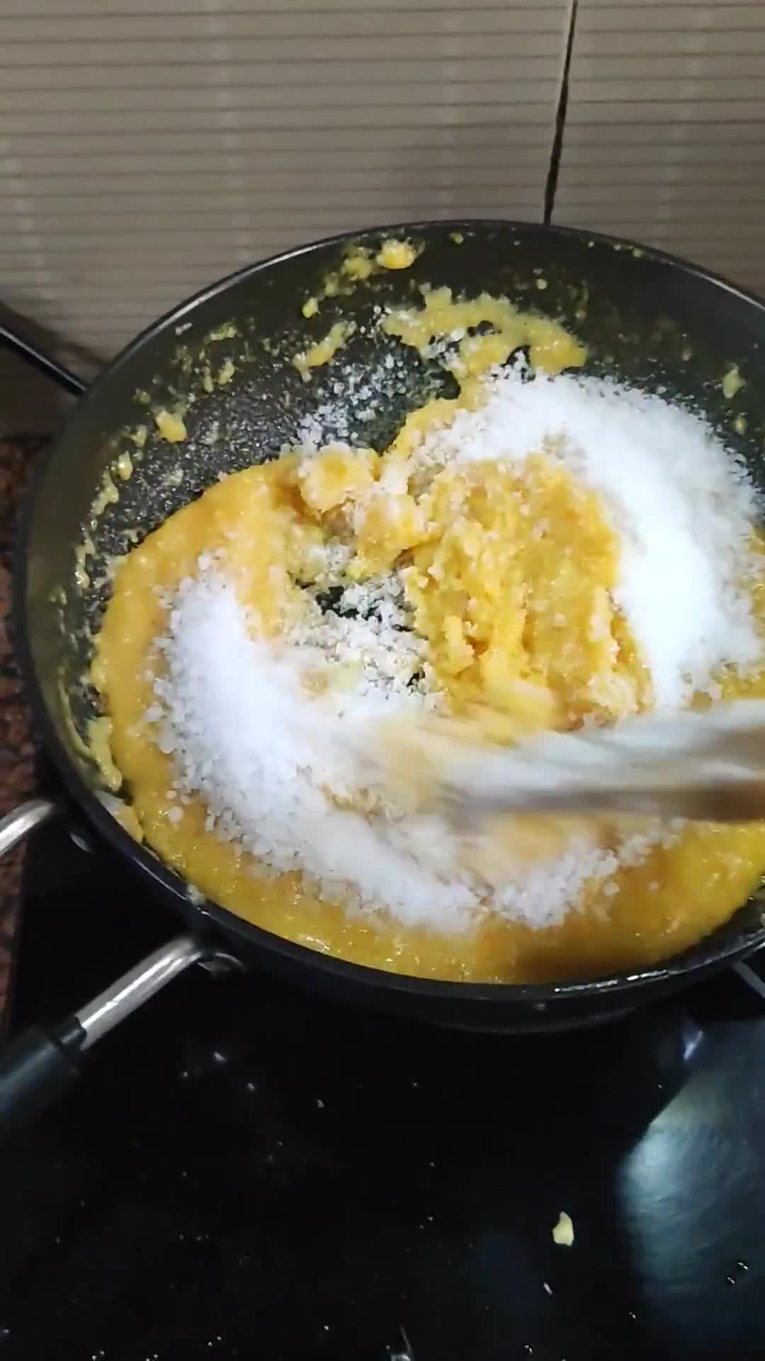 केसर मावा बर्फी(kesar mawa barfi recipe in hindi) रेसिपी चरण 2 फोटो