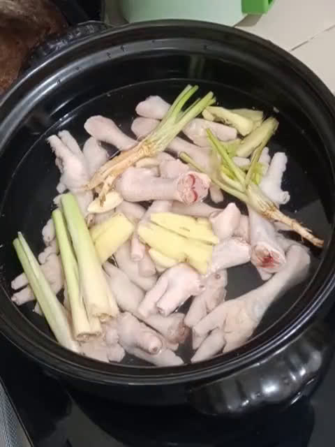 Gambar langkah 1 resipi Sup Kaki Ayam Ala Thai.