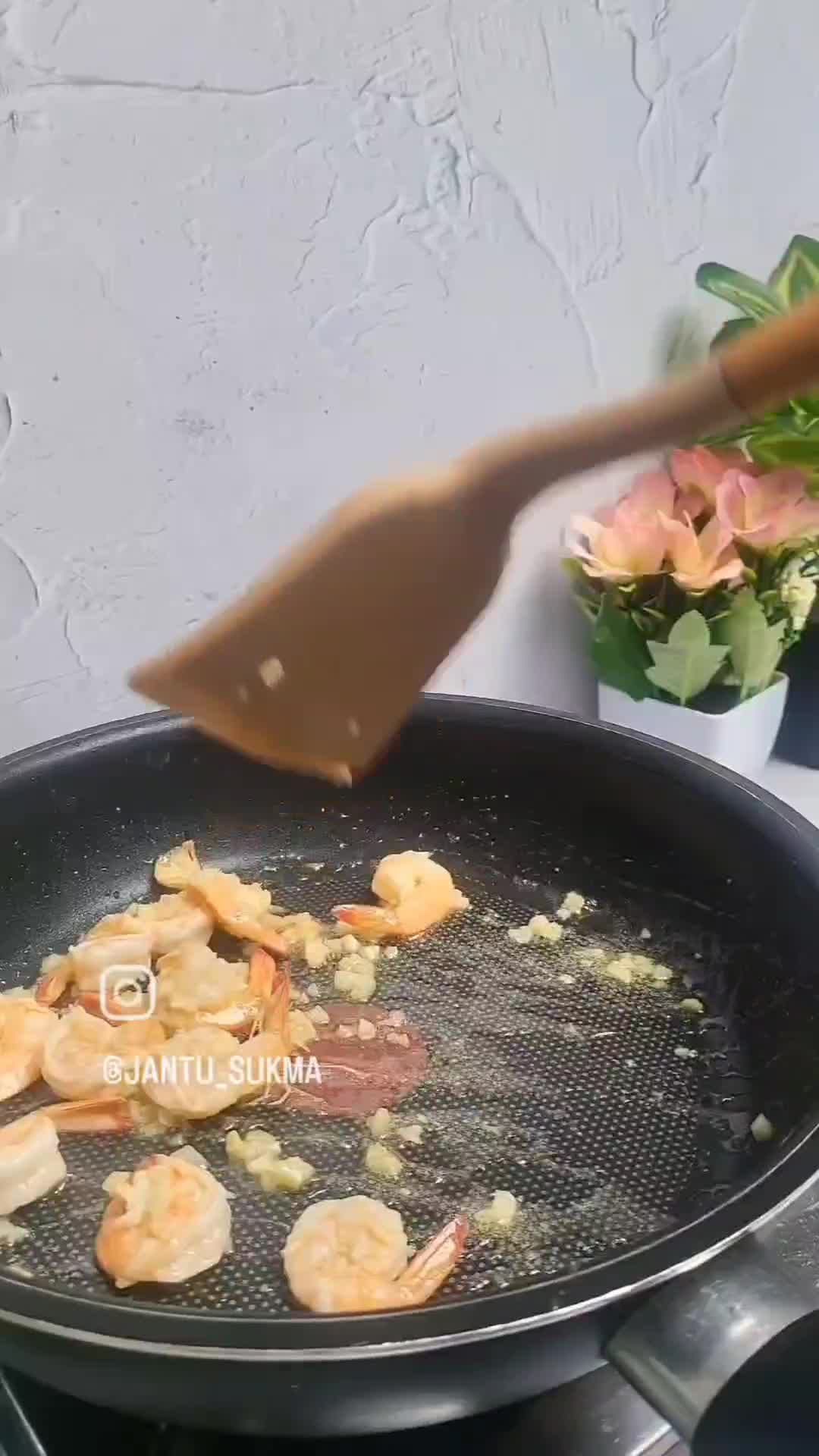 Foto langkah ke 4 dari resep Shrimp Aglio e Olio.