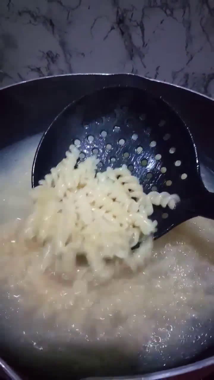 Foto langkah ke 1 dari resep Simple Baked Fusilli.