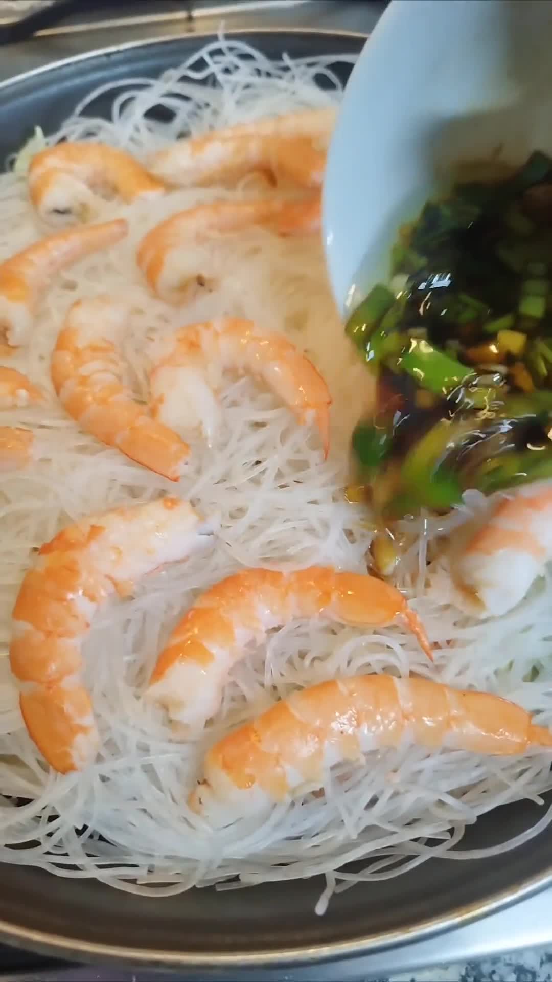 Foto del paso 3 de la receta: Noodles de cristal con langostinos