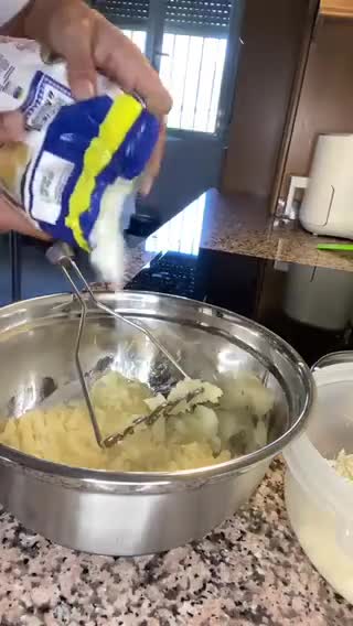 Foto del paso 3 de la receta: Arepas de yuca