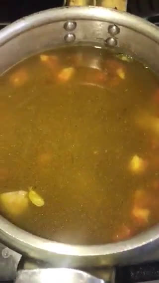 صورة لخطوة 3 من وصفة مرق اللحم 👌🏻