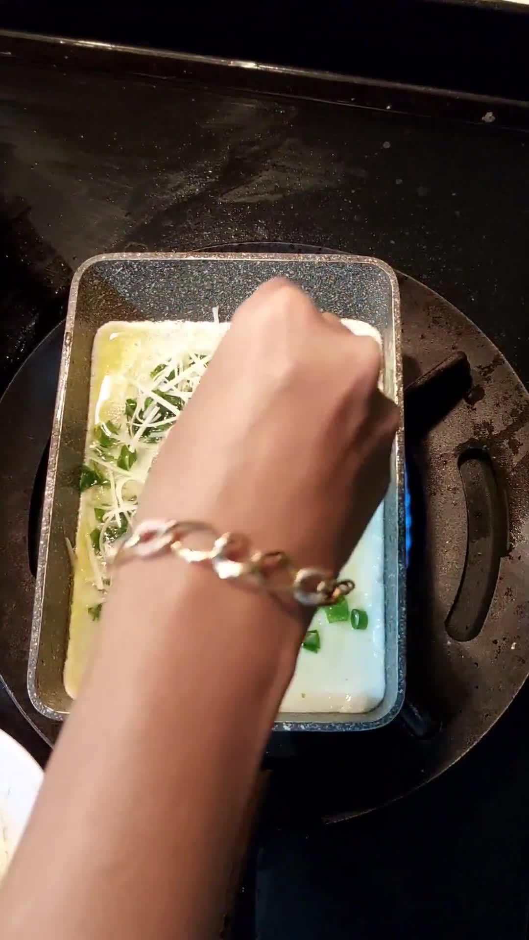 Foto langkah ke 2 dari resep Dadar Telur Gulung Isi Keju.