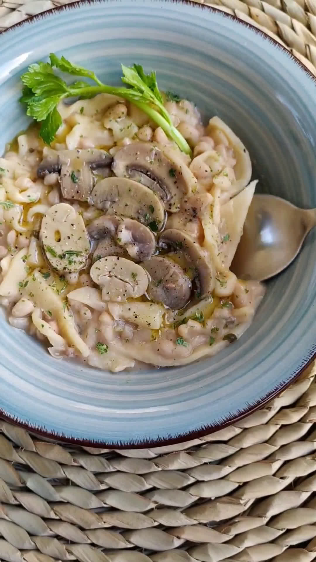 Foto del passaggio 2 della ricetta Pasta e fagioli con funghi