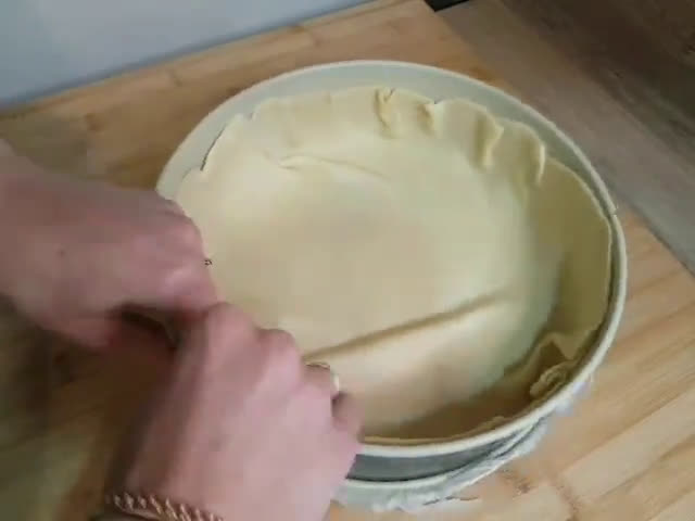 Une image de l'étape 4 de RECETTE DE BASE de quiche lorraine maison simple et délicieuse.
