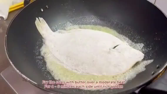 A picture of step 2 of Dover Sole a la meunière.