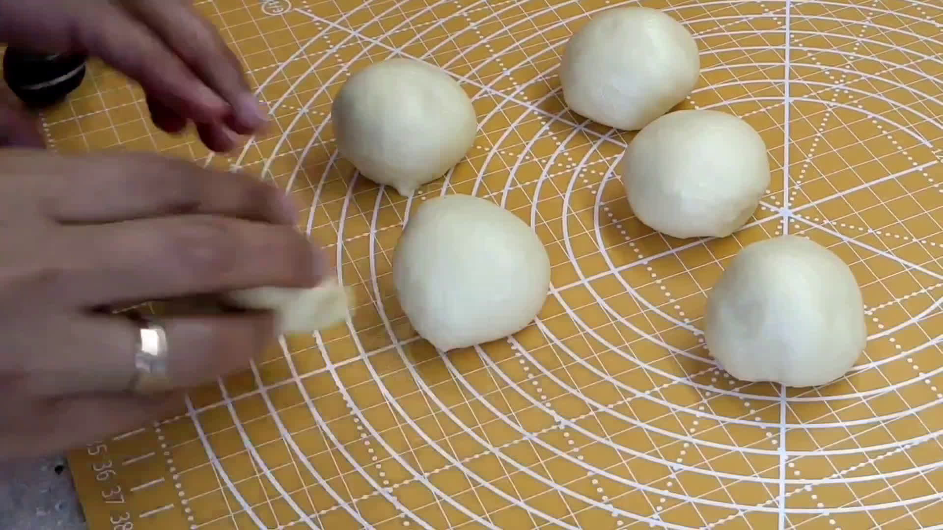 Foto langkah ke 5 dari resep Thousand Layers Mooncake (isi cokelat).