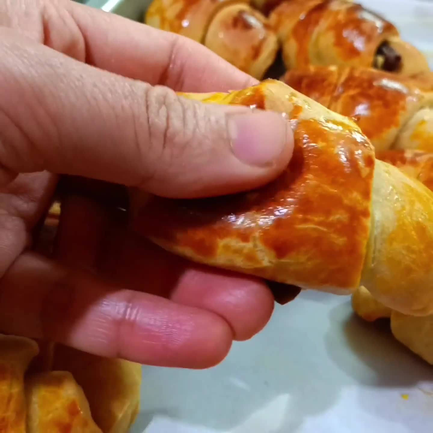 عکس مرحله 8 از دستور نان خرمایی (کروسان شکل)