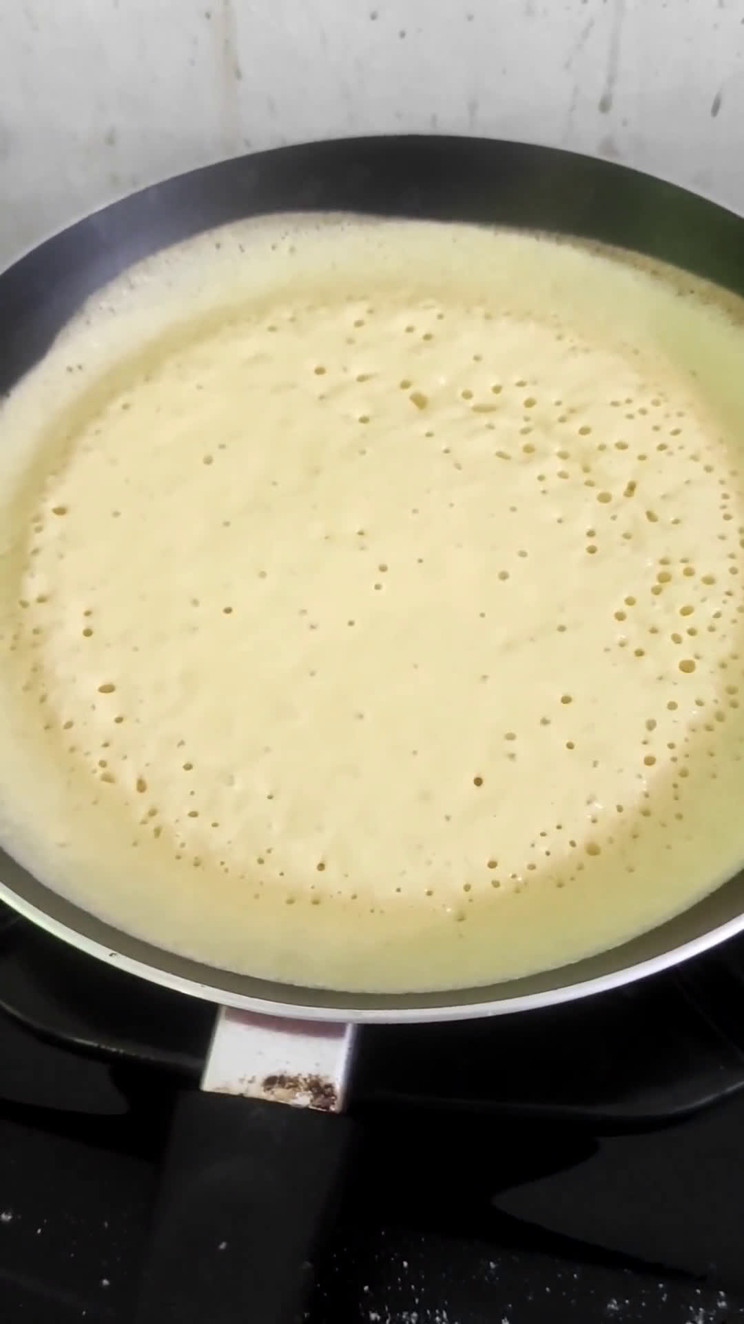 Foto langkah ke 8 dari resep Martabak manis teflon sedikit bahan dan murahh.