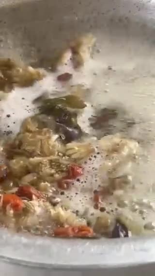 Gambar langkah 3 resipi Teh bunga kekwa dan goji beri.
