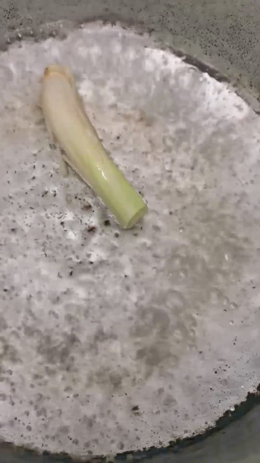 Gambar langkah 1 resipi Kerang Rebus Air Asam.