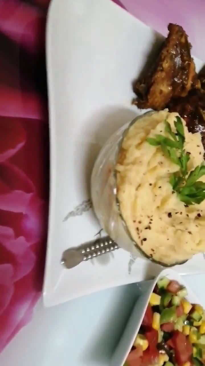 صورة لخطوة 5 من وصفة البطاطس البيوريه بالبابريكا والثوم 🥔🥔🧈🥛🥣