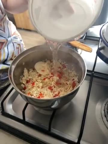 Foto del paso 3 de la receta: Arroz simple con un toque de cebolla y chile pimiento
