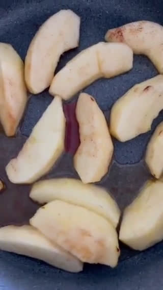 Foto del paso 2 de la receta: Crepa de avena con manzanas suaves caramelizadas sin azúcar