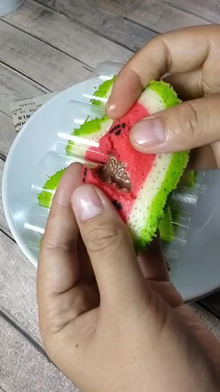 Gambar langkah 8 resipi Apam tembikai inti coklat.