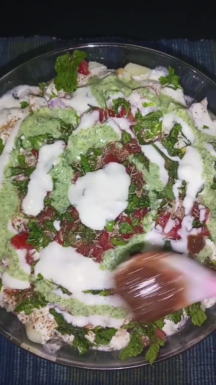 A picture of step 5 of Dahi Phulki+Papri Chana Chat 😋😋😋.