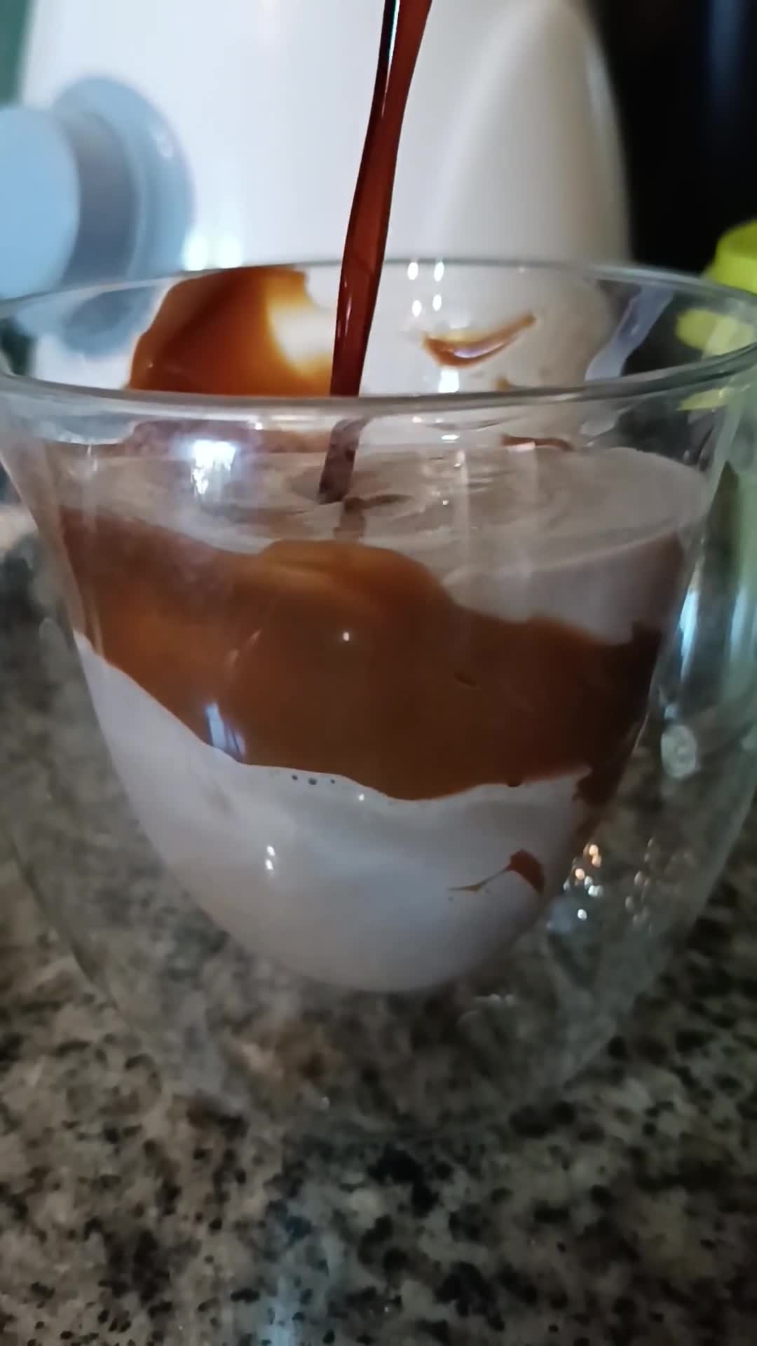 Foto del paso 3 de la receta: Café frío con pasta de maní y dulce de leche