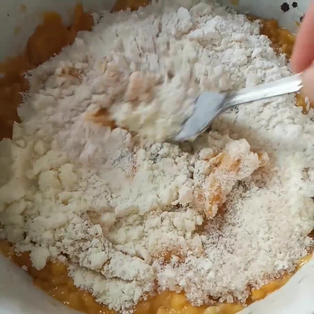 Foto langkah ke 2 dari resep Bola Pisang Crispy Isi Cokelat.