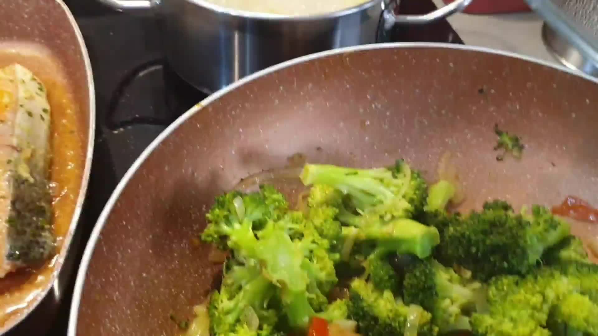 Foto del paso 3 de la receta: Salmón al curry con brócoli salteado