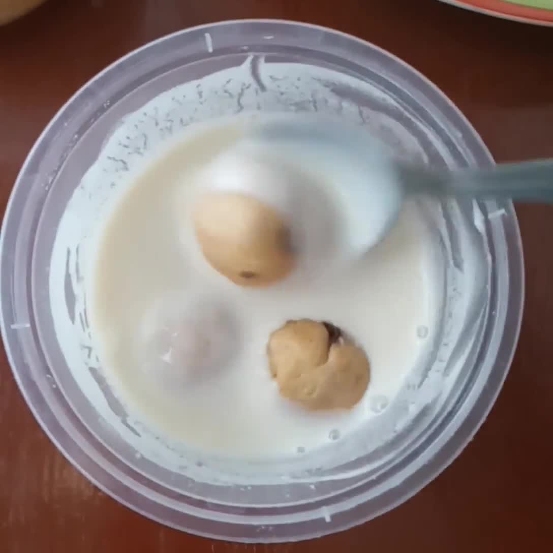 Foto langkah ke 4 dari resep Bola Pisang Crispy Isi Cokelat.