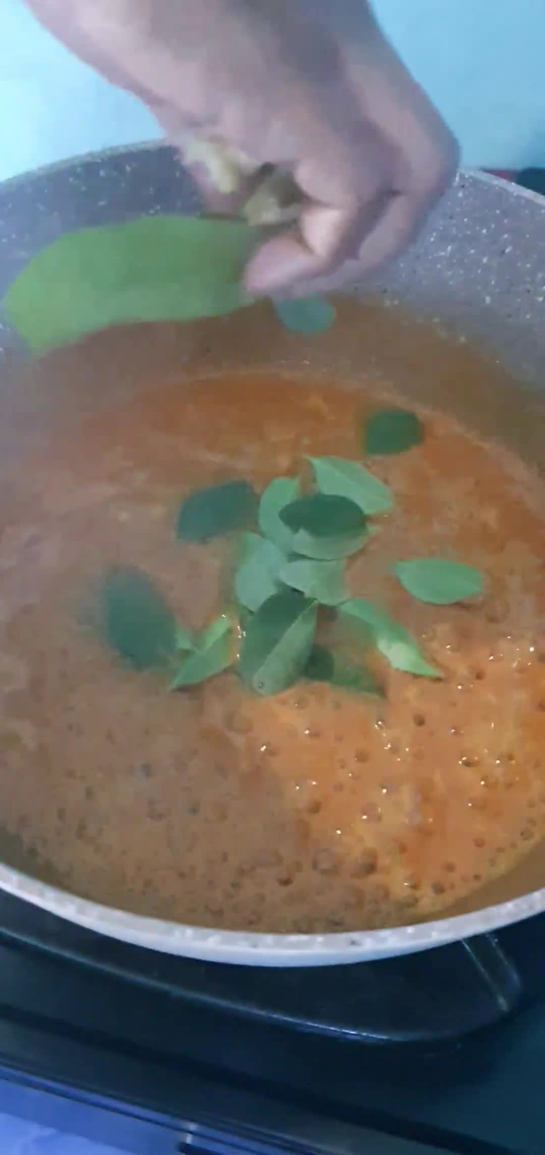 Foto langkah ke 2 dari resep Boh Manok Teupeuleumak (Telor masak lemak).