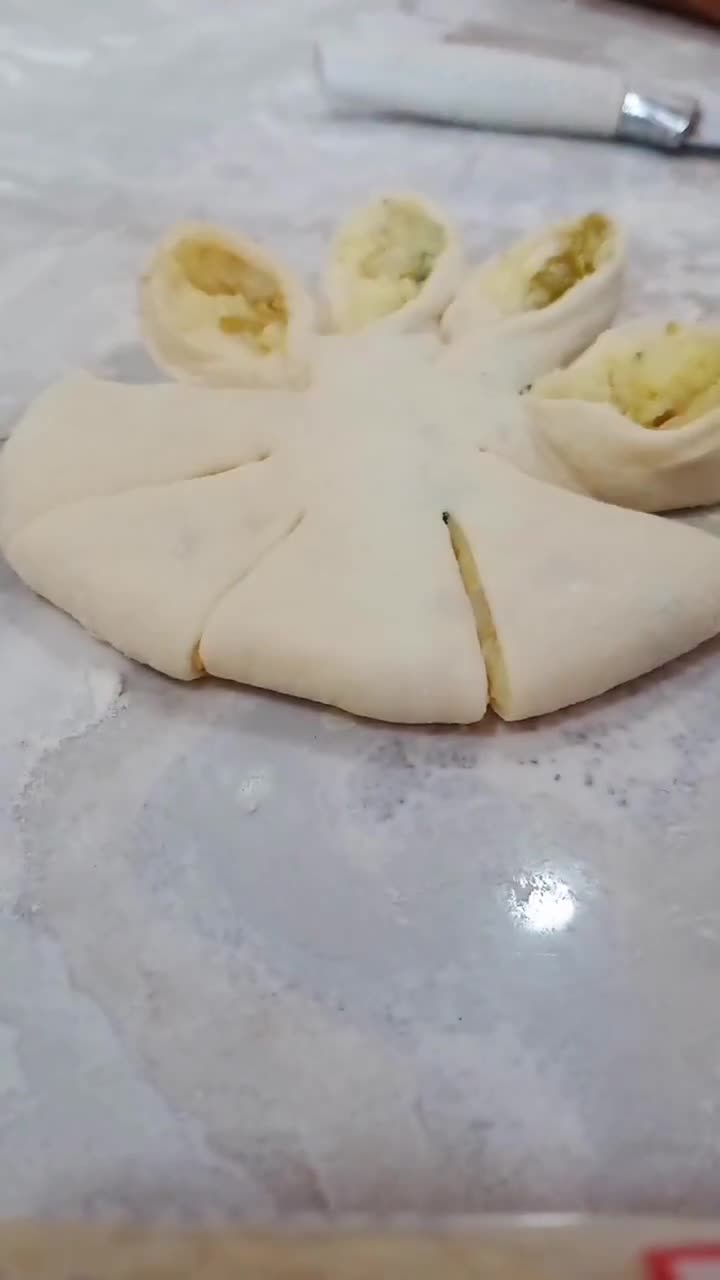 صورة لخطوة 4 من وصفة مملحات الوردة 🌼 بحشو بسيط جدا