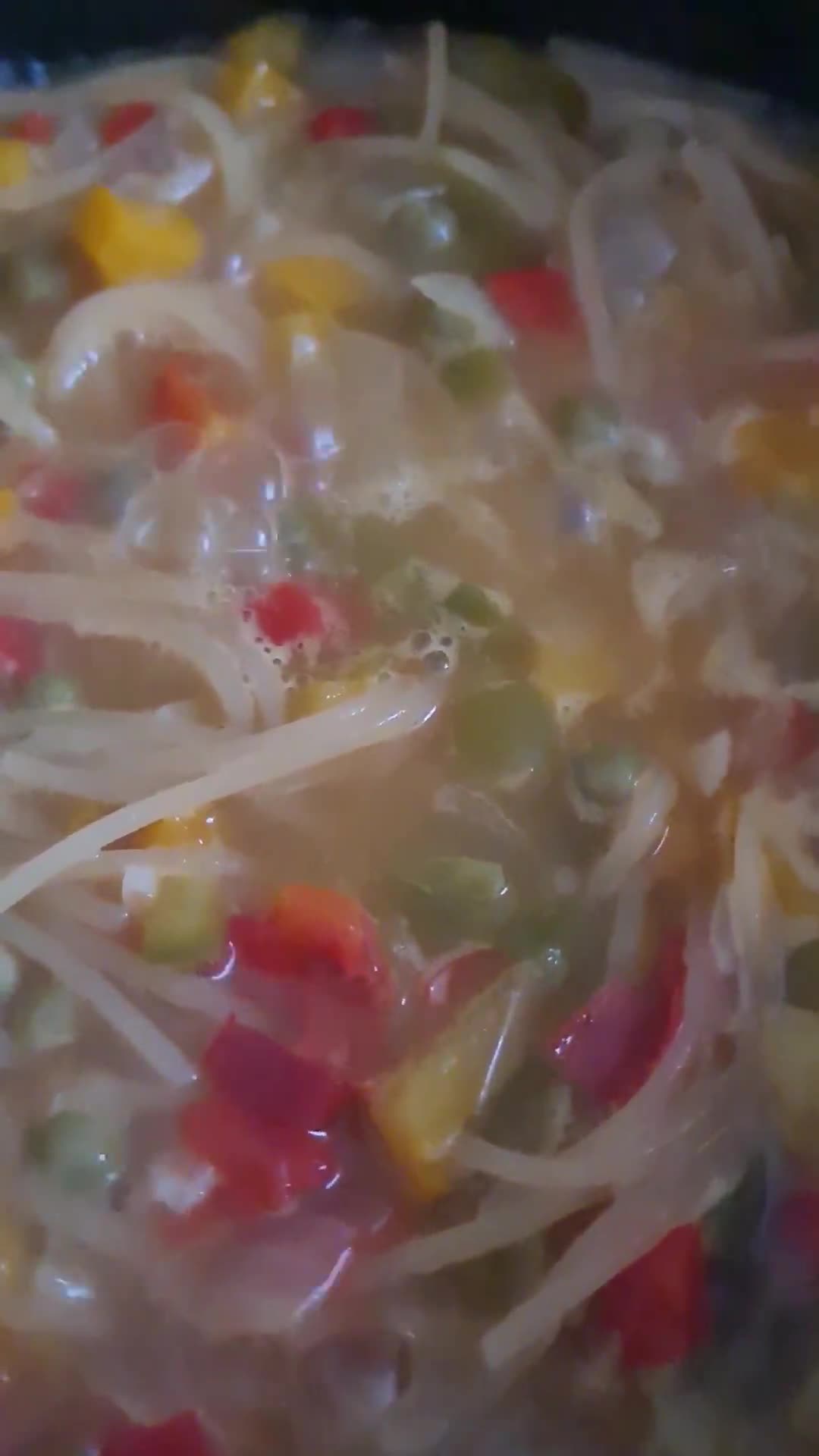 Foto del paso 2 de la receta: Spaghetti con vegetales multicolor 🌈 "one pot pasta" 🍝