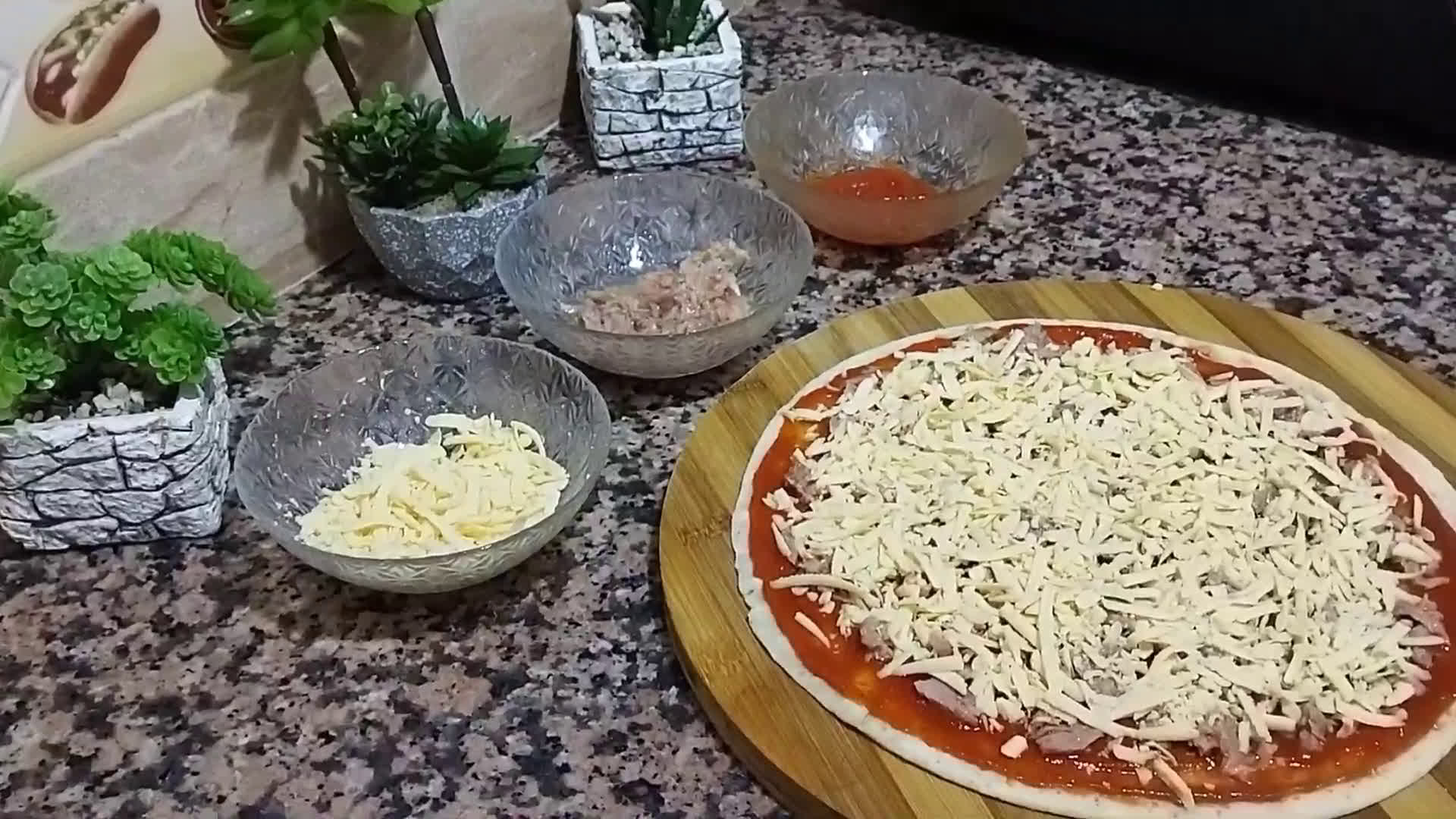صورة لخطوة 3 من وصفة بيتزا فالمقلاة سهلة وسريعة التحضير رائعة فالمداق متل المطاعم 🍕