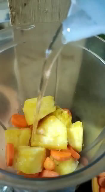 Foto langkah ke 2 dari resep Smoothies Nanas Wortel.