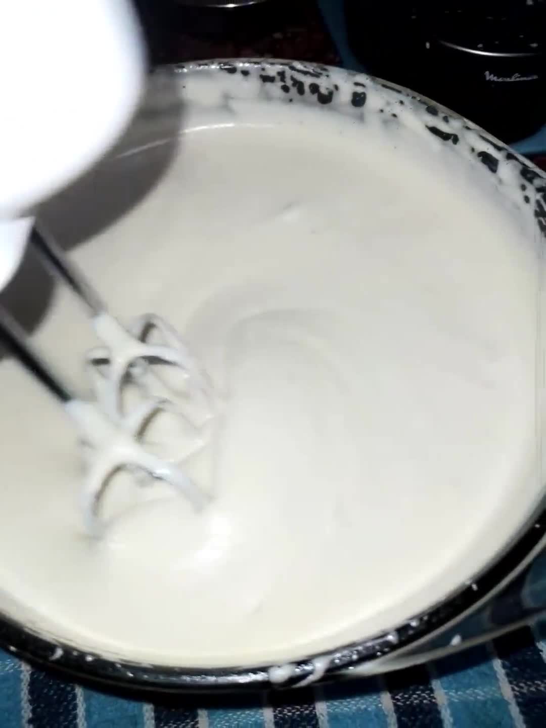 Foto del paso 2 de la receta: Arrollado de vainilla con Dulce de Leche y Ramitas de Chocolate 🍫