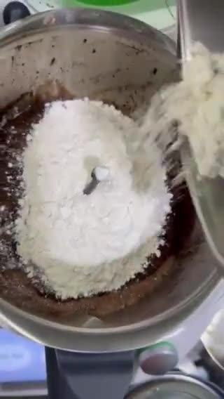 Gambar langkah 8 resipi Kek Coklat Viral.