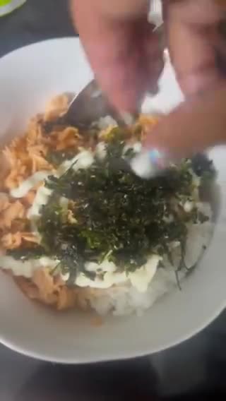 Hình bước làm 7 của món Cơm Trộn Cá Hồi Rong Biển 🍣