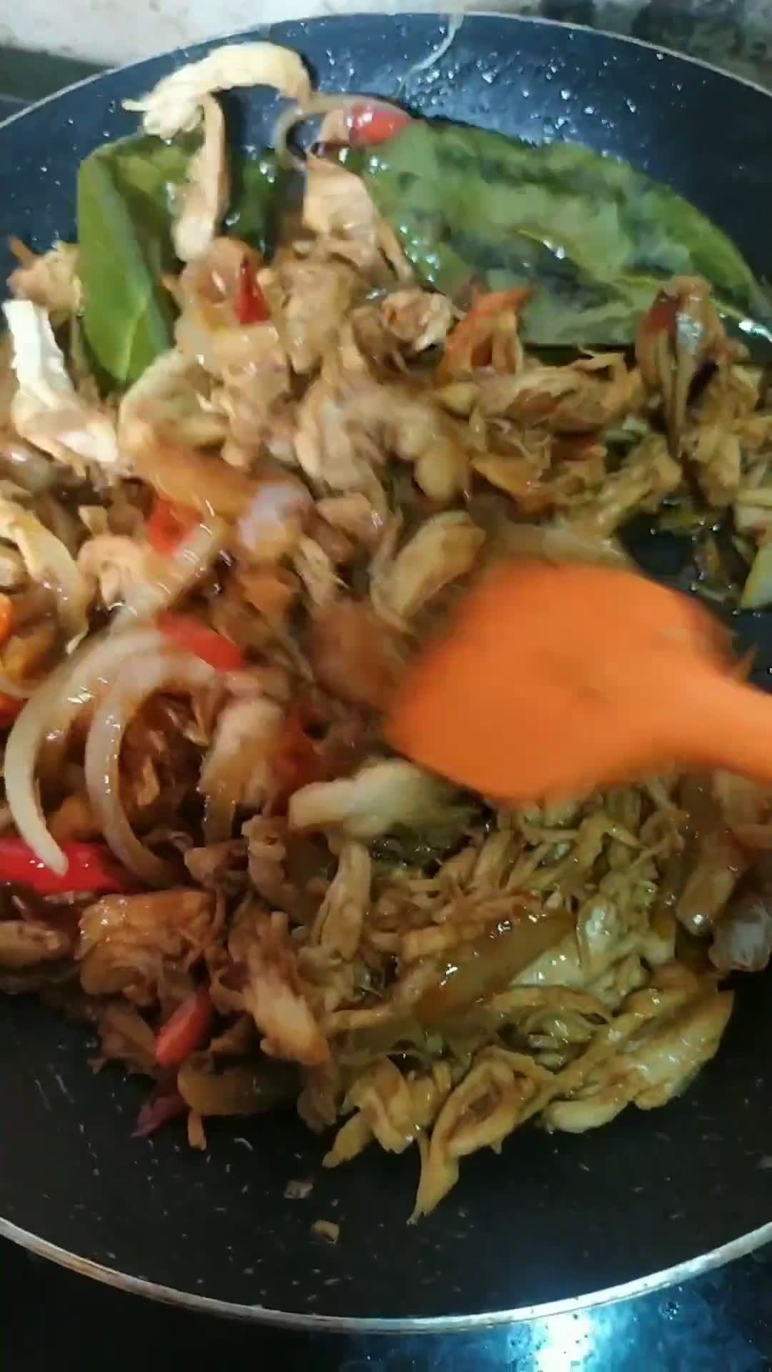 Foto langkah ke 3 dari resep Ayam suwir pedas manis.