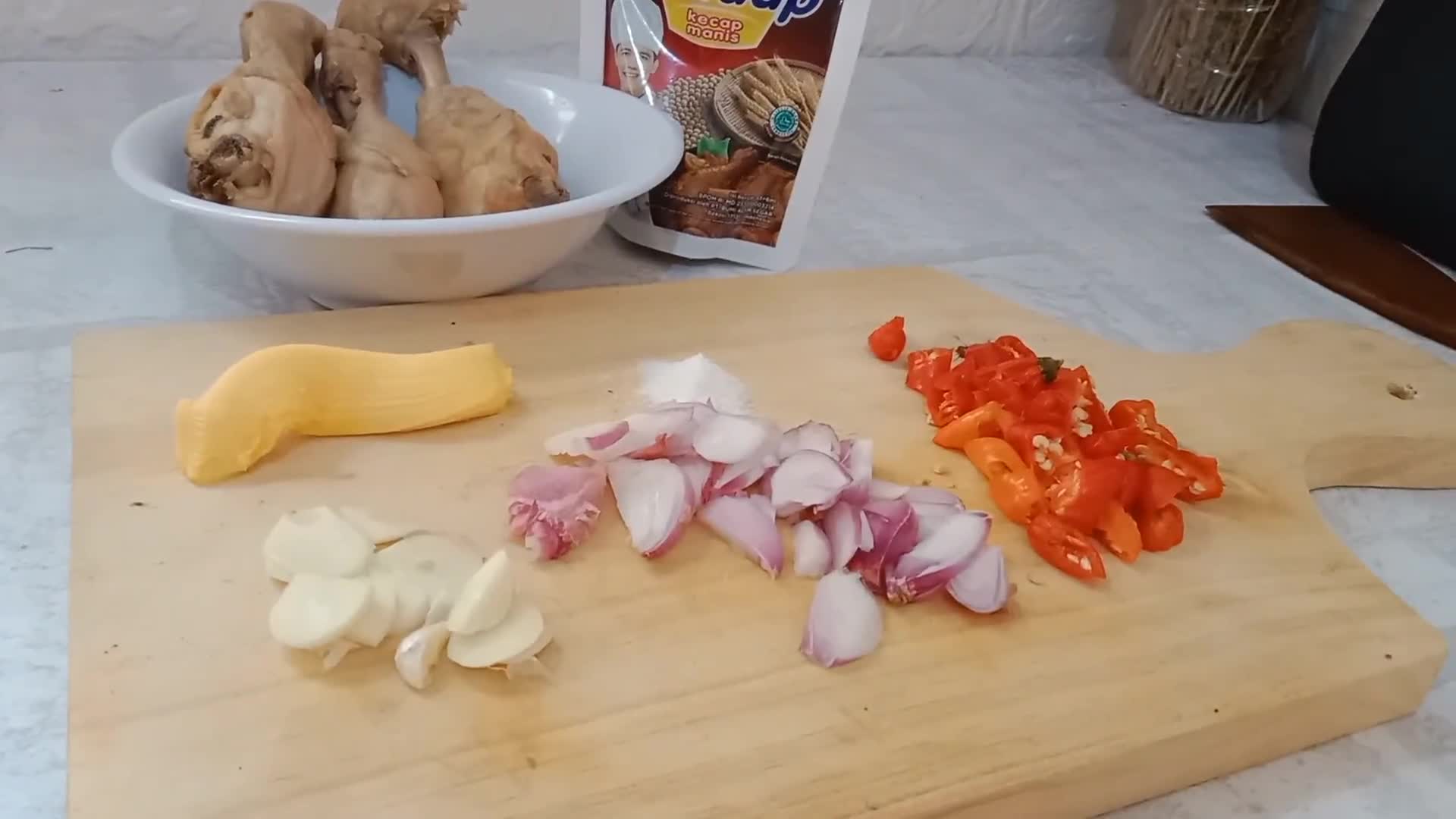 Foto langkah ke 1 dari resep Ayam Kecap Pedas.