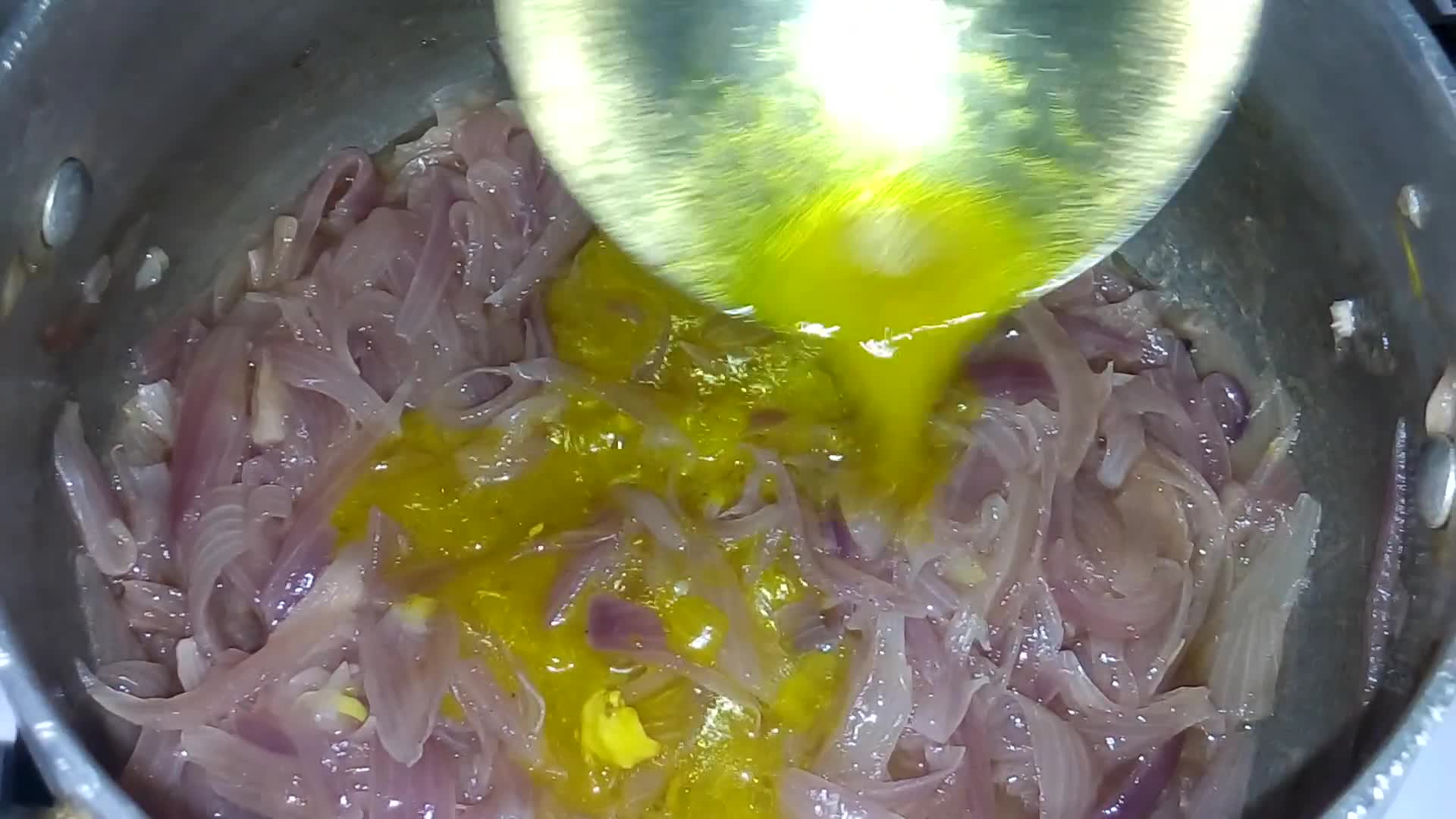 صورة لخطوة 6 من وصفة مرقة بالبصلة 🧅والدجاج🍗مع الزبيب