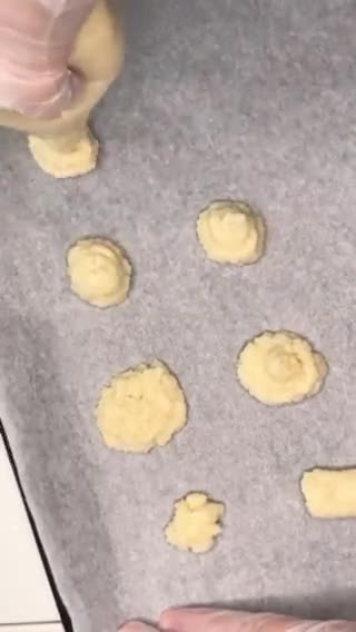 صورة لخطوة 5 من وصفة اقراص جوز الهند 🥥