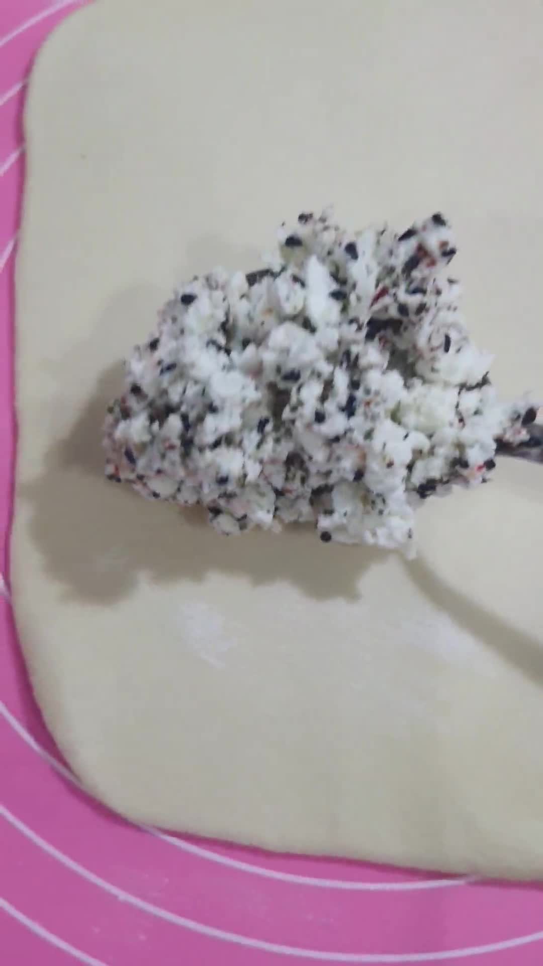 صورة لخطوة 2 من وصفة فطائر الجبن الهشة كالغيمة ☁️