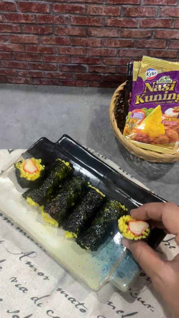 Foto langkah ke 2 dari resep Sushi Nasi Kuning.