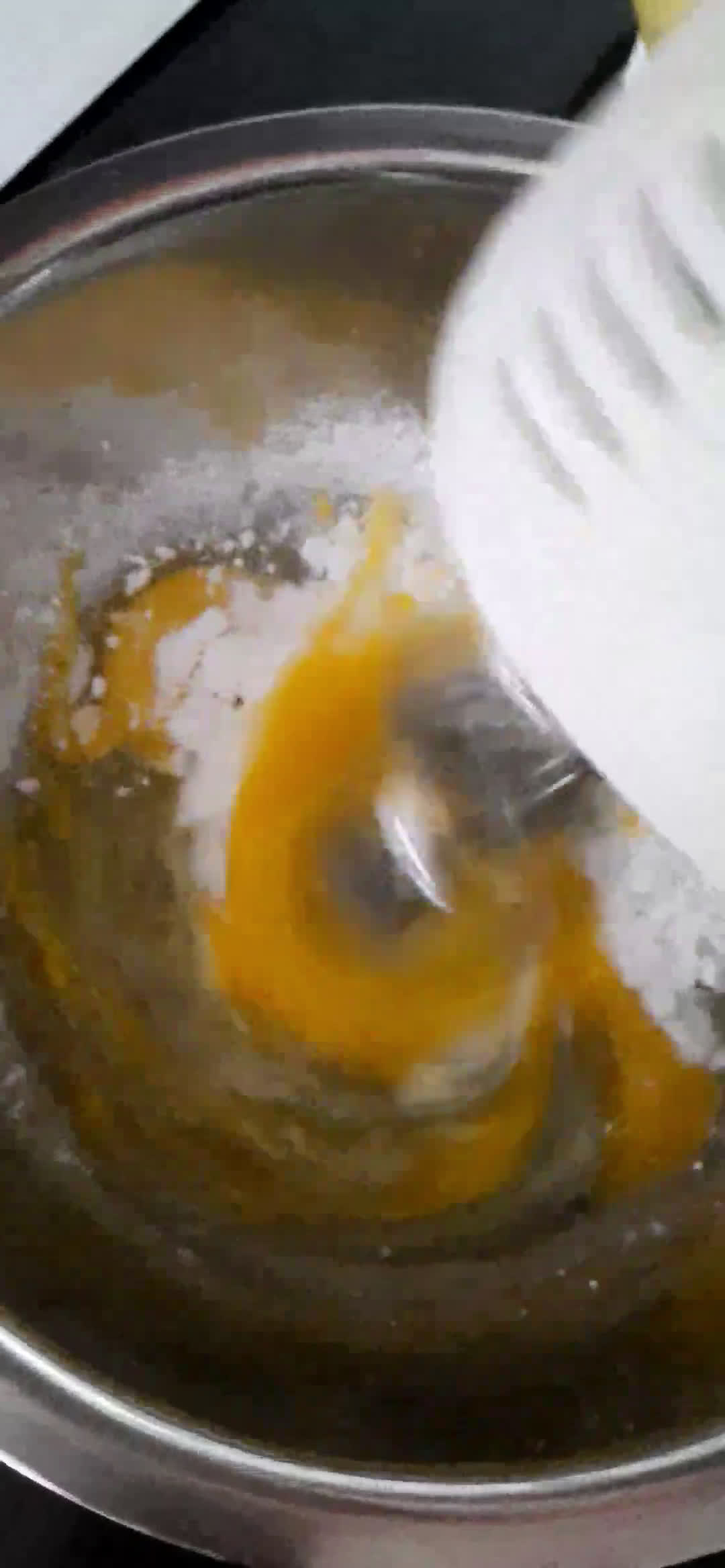 Foto langkah ke 4 dari resep Shiny Brownies.