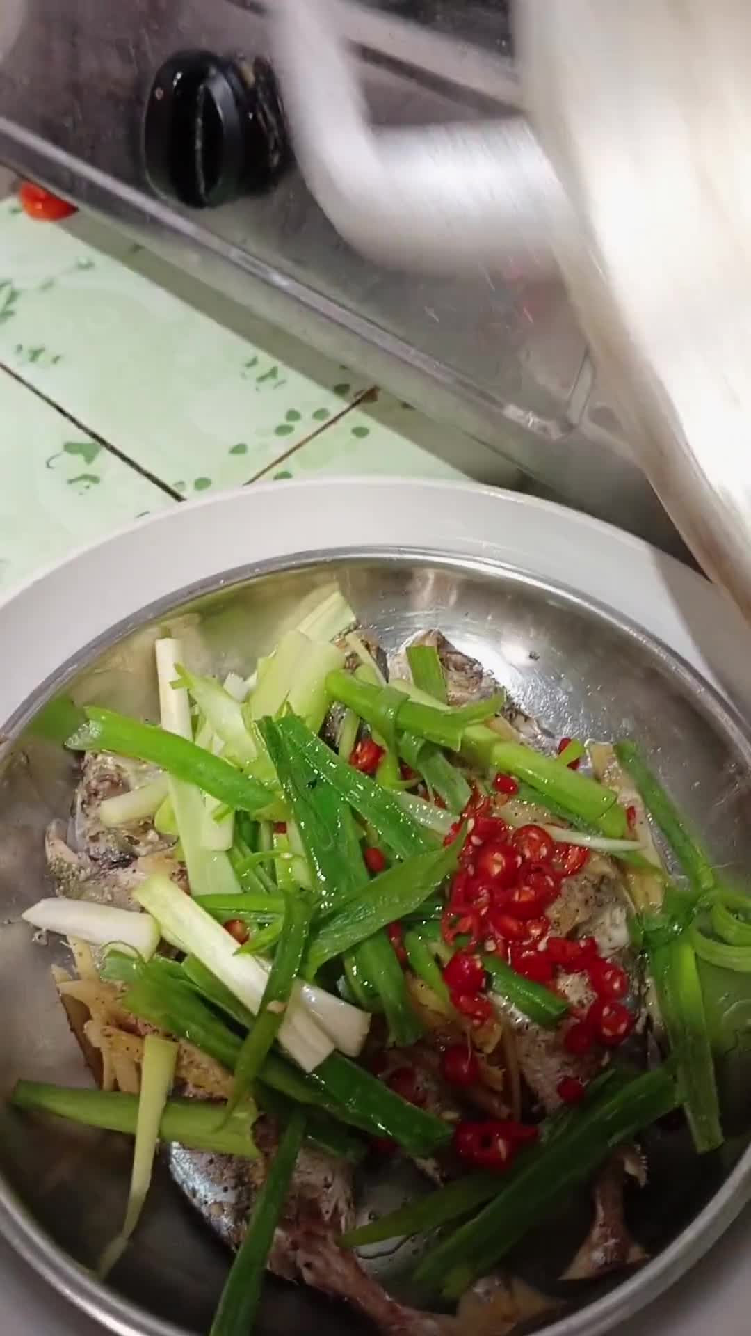 Foto langkah ke 6 dari resep Ikan Kukus Ala Kanton (Qingzheng Yu).