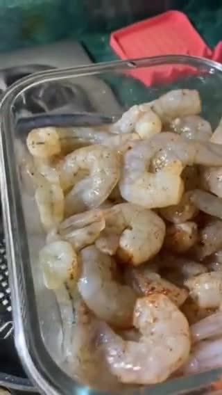 Foto del paso 2 de la receta: Camarones 🍤 marinados con jugo de toronja 🍊 agria con crema servidos con lechuga 🥬 cebolla 🧅 morada