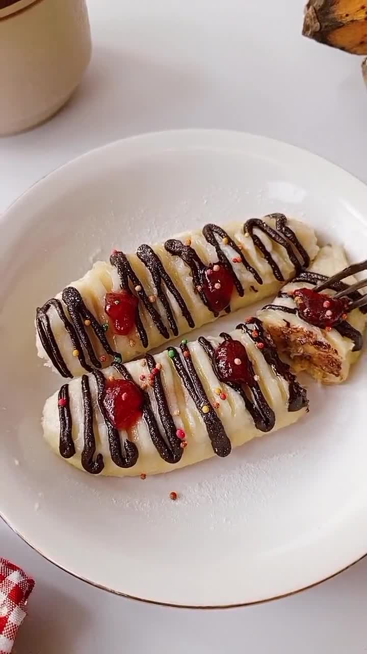 Foto langkah ke 3 dari resep Pisang Kukus Cokelat Stroberi.