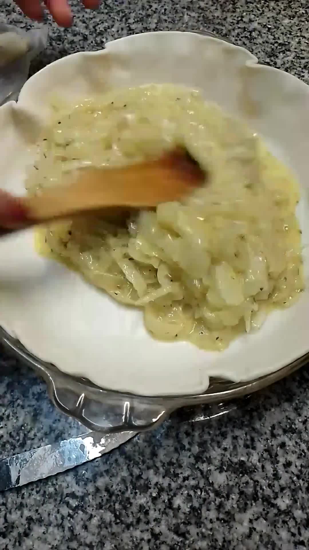 Foto del paso 4 de la receta: Tarta de cebolla y queso 🧅 🧀
