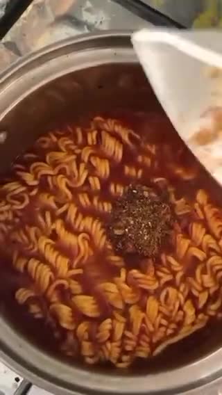 صورة لخطوة 3 من وصفة -اندومي باللبنه بنكهه ايطاليه 🍜🇮🇹!