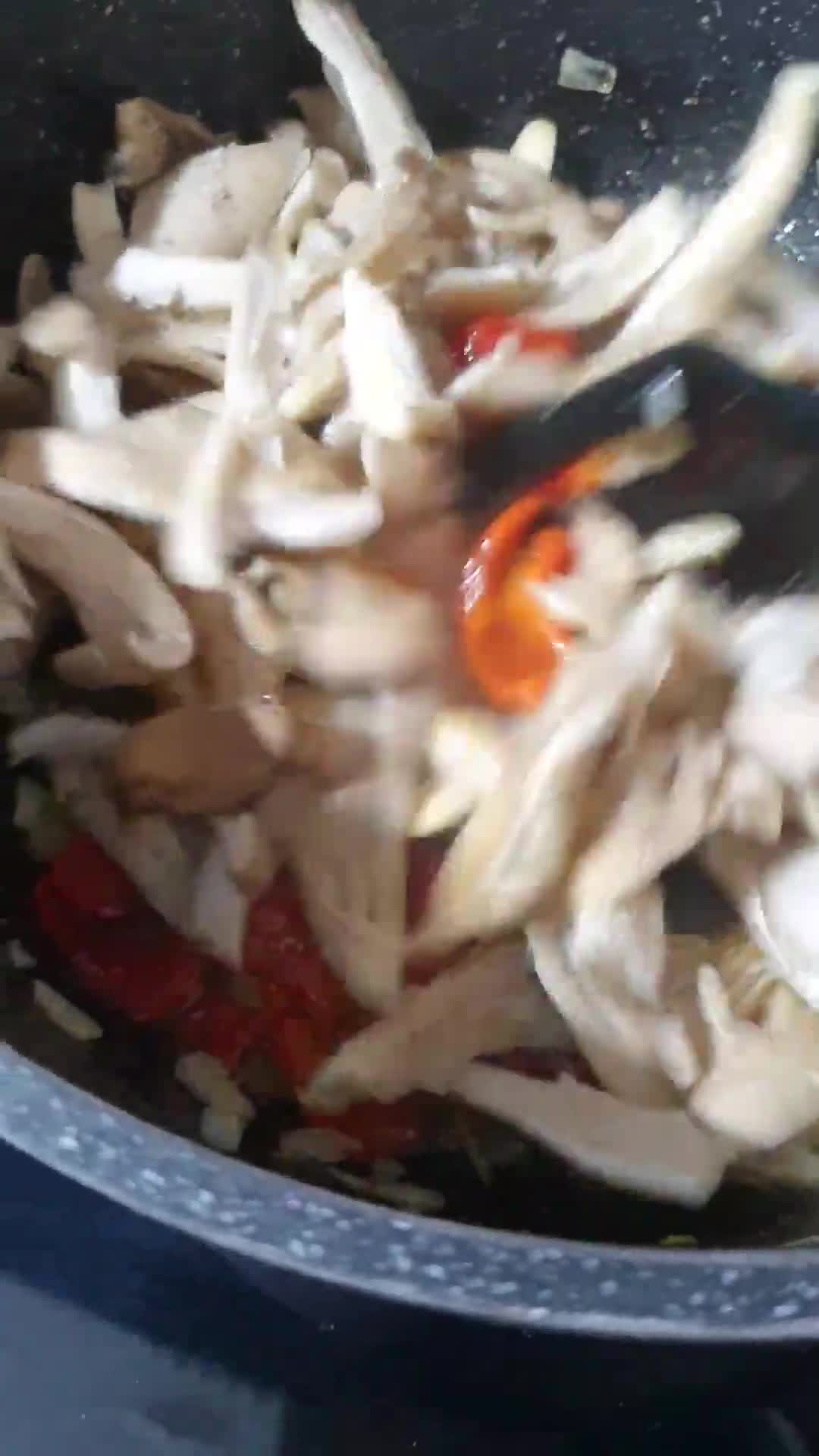 Foto del paso 2 de la receta: Garbanzos con setas y pimiento de piquillo