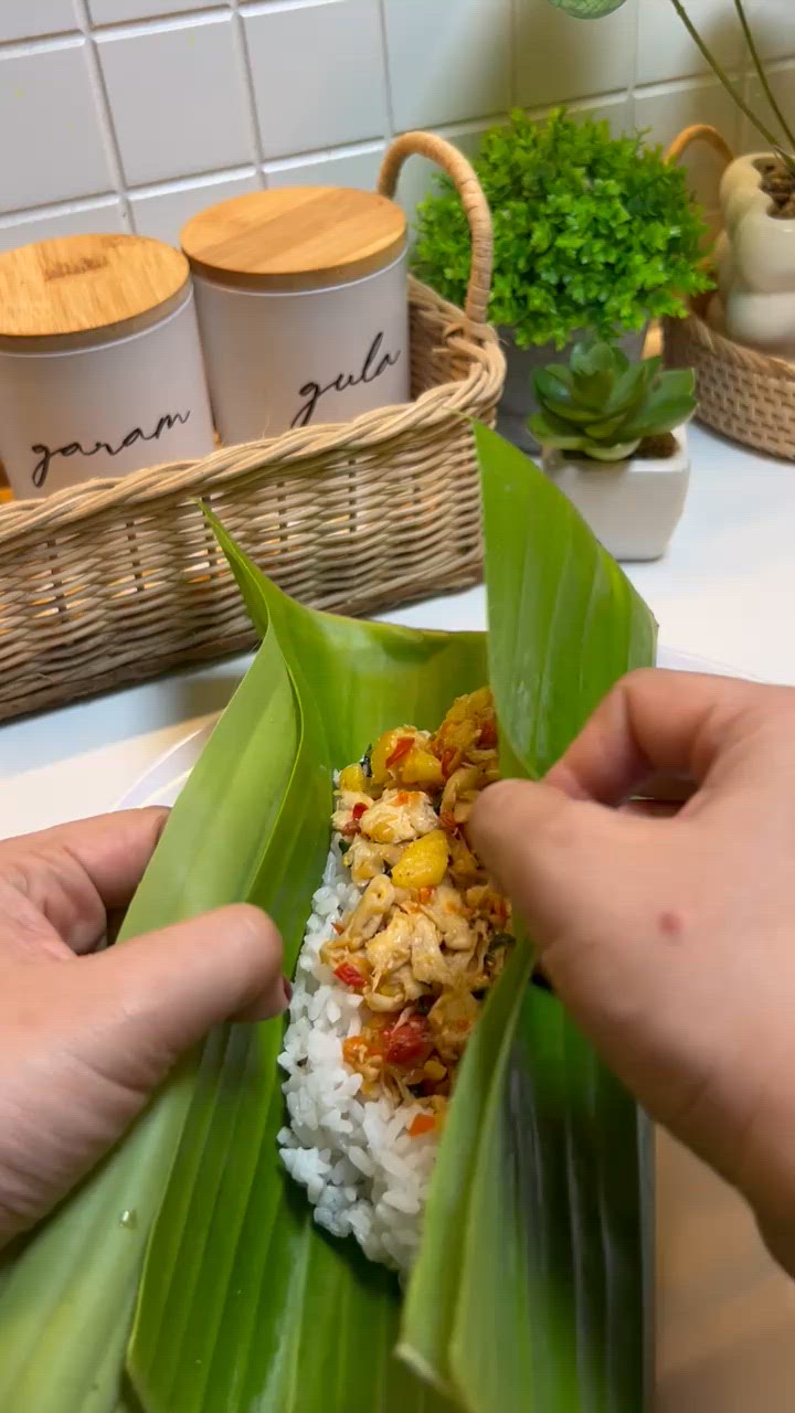 Foto langkah ke 2 dari resep Nasi Bakar Ayam Suwir Nanas.